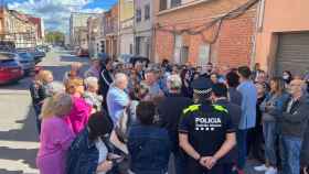 Vecinos concentrados en la calle Guifré con la alcaldesa Cañete y el alcalde Guijarro / CEDIDA