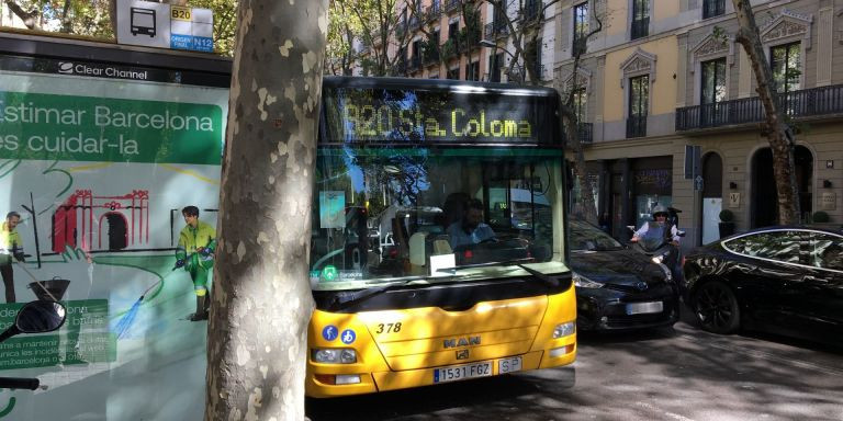 Autobús en una parada de la ronda de Sant Pere / METRÓPOLI - RP