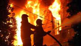 Bomberos durante un incendio / EFE