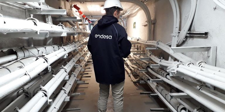 Trabajador de Endesa en las galerías de una subestación eléctrica / ENDESA