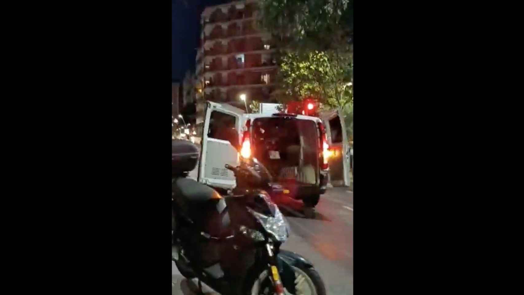Un momento del presunto robo de la moto en pleno centro de Barcelona / TWITTER @marcal017