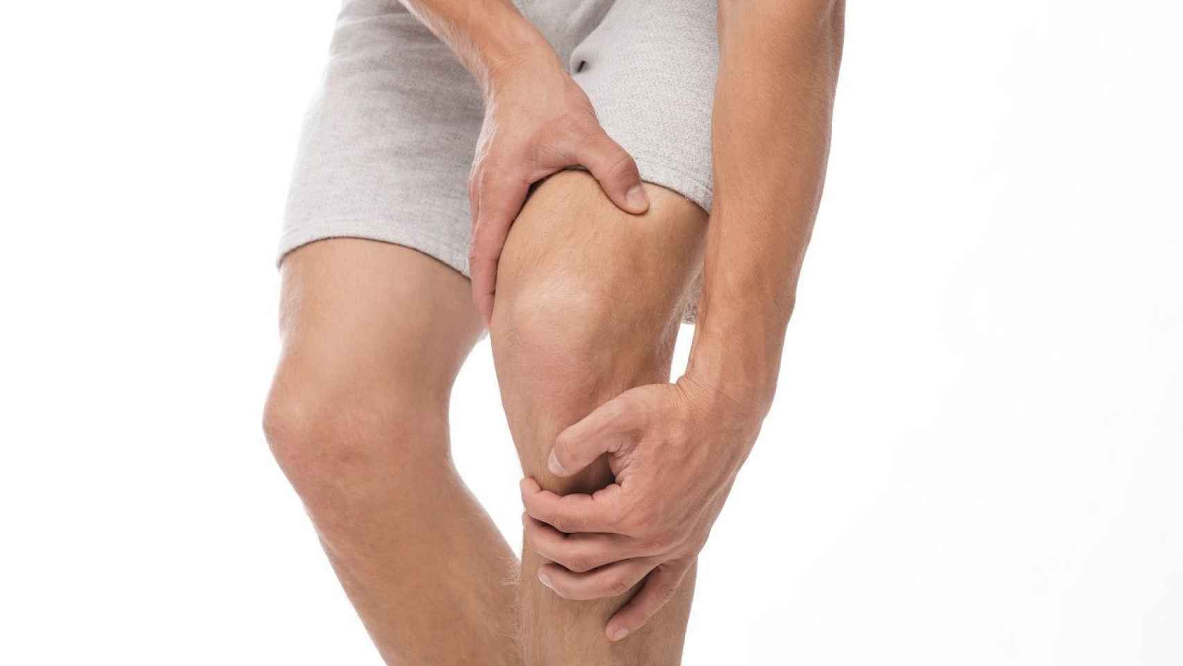 Un deportista se queja de dolor en una de sus rodillas / QUIRÓNSALUD