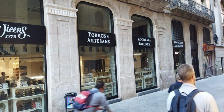 La tienda de Torrons Vicens, cerrada, este martes / JORDI SUBIRANA - METRÓPOLI