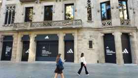 La nueva tienda Adidas en el edificio modernista de la Casa Pascual i Pons del paseo de Gràcia / METRÓPOLI - JORDI SUBIRANA