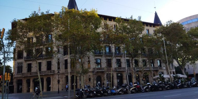 La Casa Pascual i Pons, en el paseo de Gràcia, donde estará la tienda Adidas / METRÓPOLI - JORDI SUBIRANA