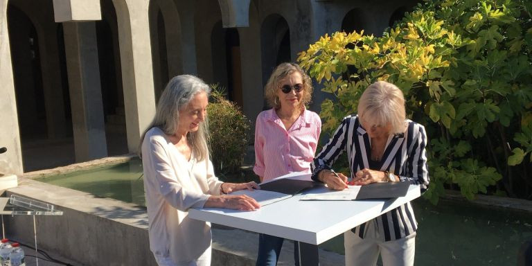 La viuda de Xavier Corberó, Midu Rica, la hija del artista, Ana Corberó, y la alcaldesa de Esplugues, Pilar Díaz, en la firma del acuerdo / METRÓPOLI - RUBÉN PACHECO