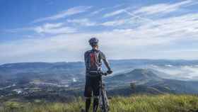 Un hombre en bicicleta cerca de Barcelona en la montaña / ARCHIVO