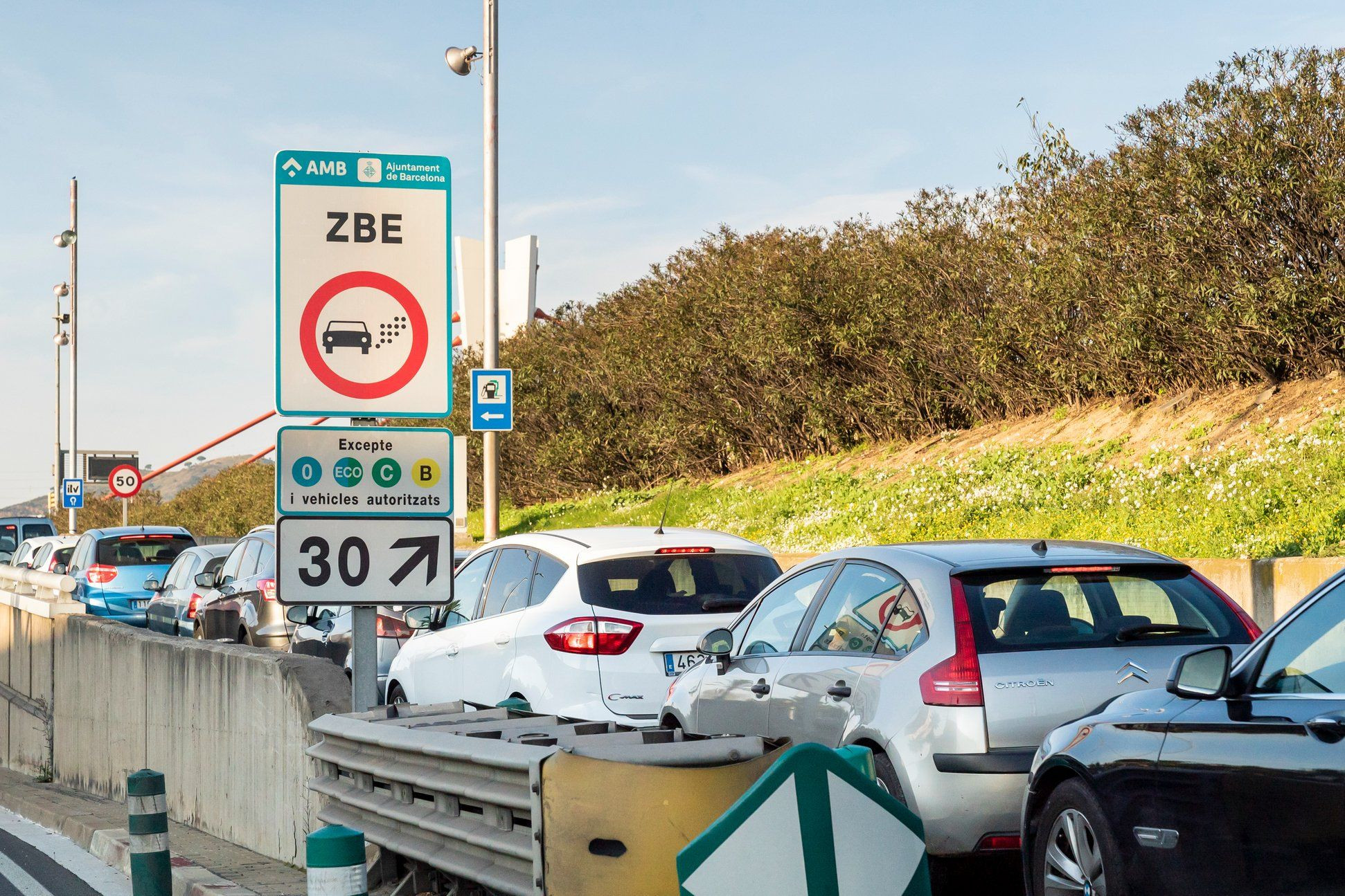Tráfico junto a un cartel de la Zona de Bajas Emisiones (ZBE) / AJ BCN
