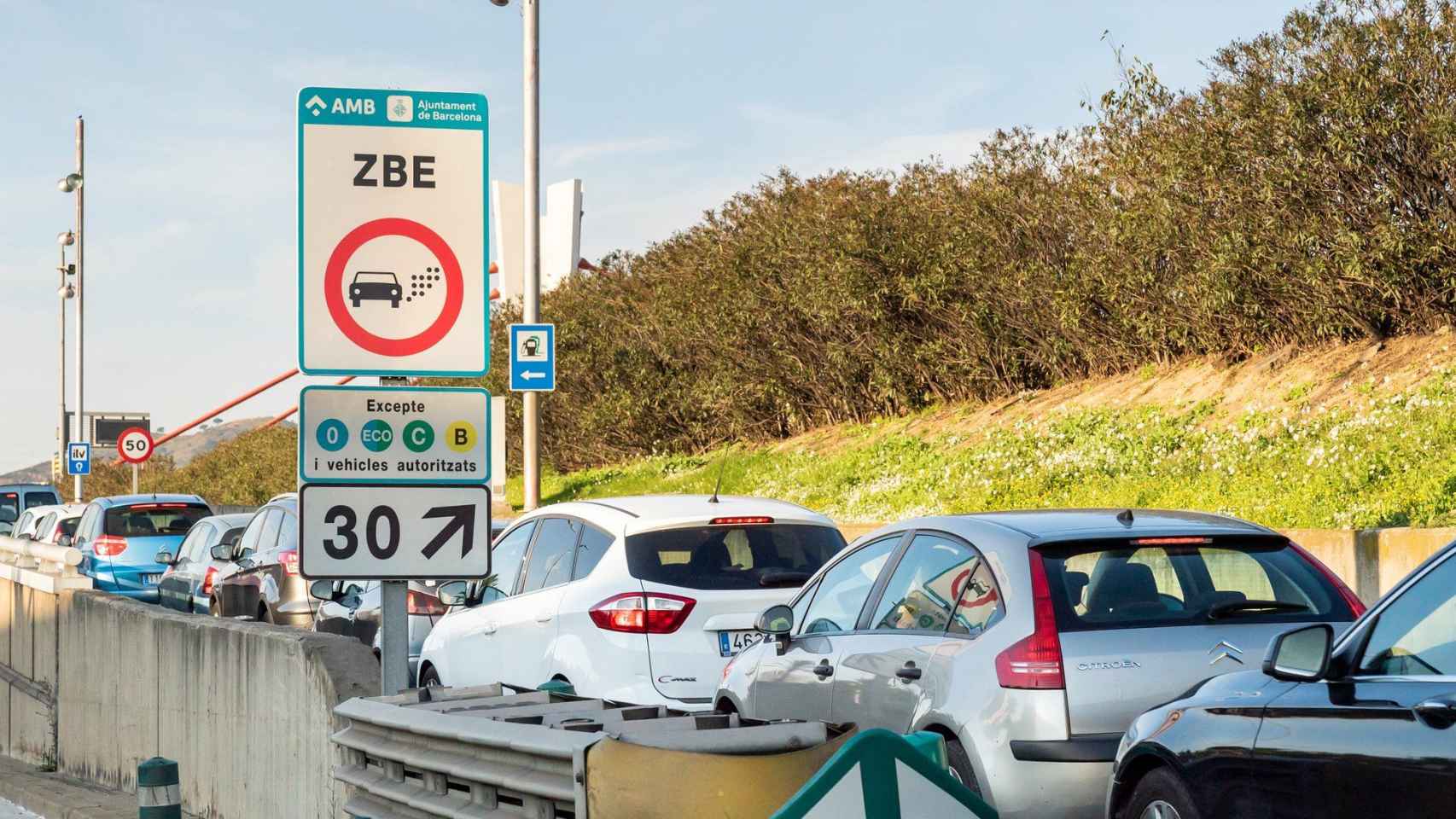 Tráfico junto a un cartel de la Zona de Bajas Emisiones (ZBE) / AJ BCN