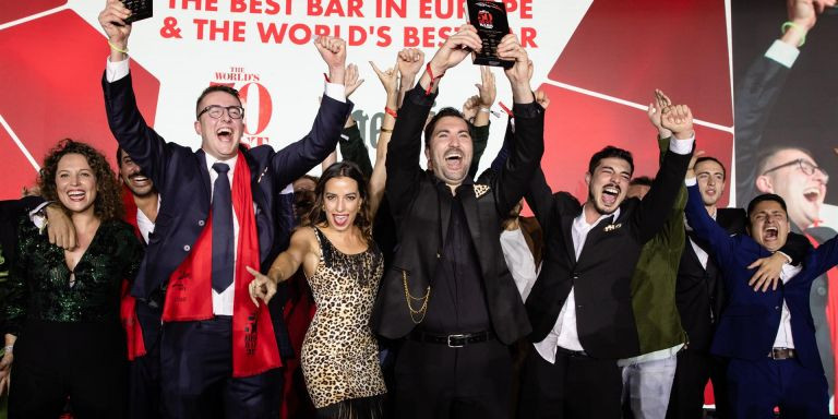 El equipo de Paradiso celebra el premio al mejor bar del mundo de 2022 / PERRIER - Dave Holbrook