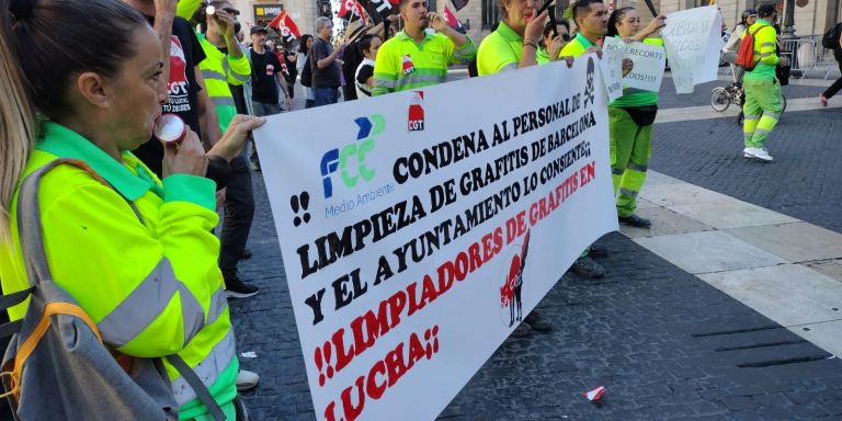 Trabajadores de limpieza de grafitis protestan frente al Ayuntamiento de Barcelona / CGT