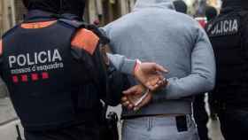 Los Mossos d'Esquadra con un detenido en una imagen de archivo / EFE