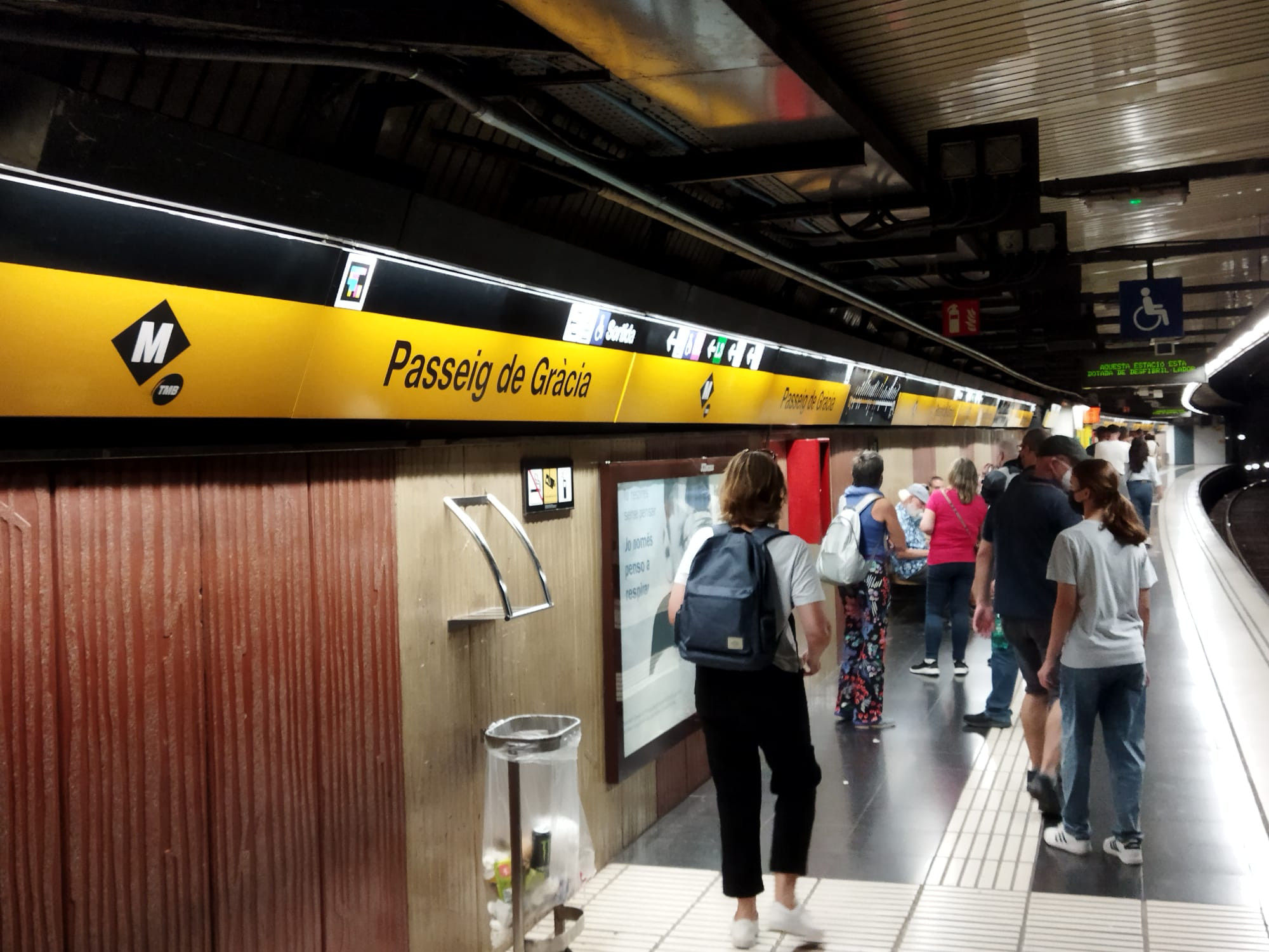 Pasajeros en el andén de paseo de Gràcia de la L4 del metro de Barcelona / JORDI SUBIRANA - METRÓPOLI