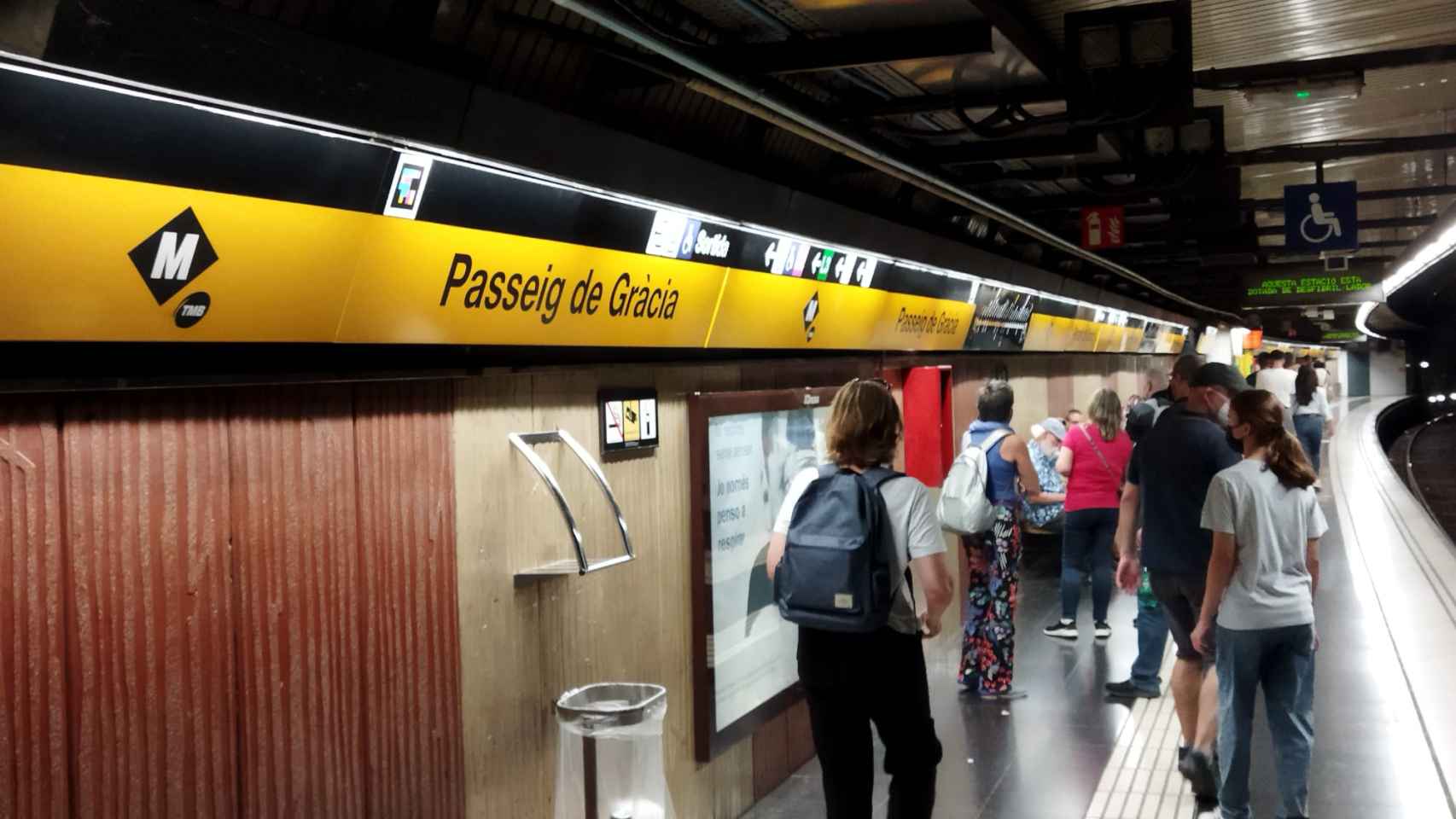 Pasajeros en el andén de paseo de Gràcia de la L4 del metro de Barcelona / METRÓPOLI