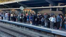 Decenas de personas esperando en el andén de Ferrocarrils este jueves / TWITTER