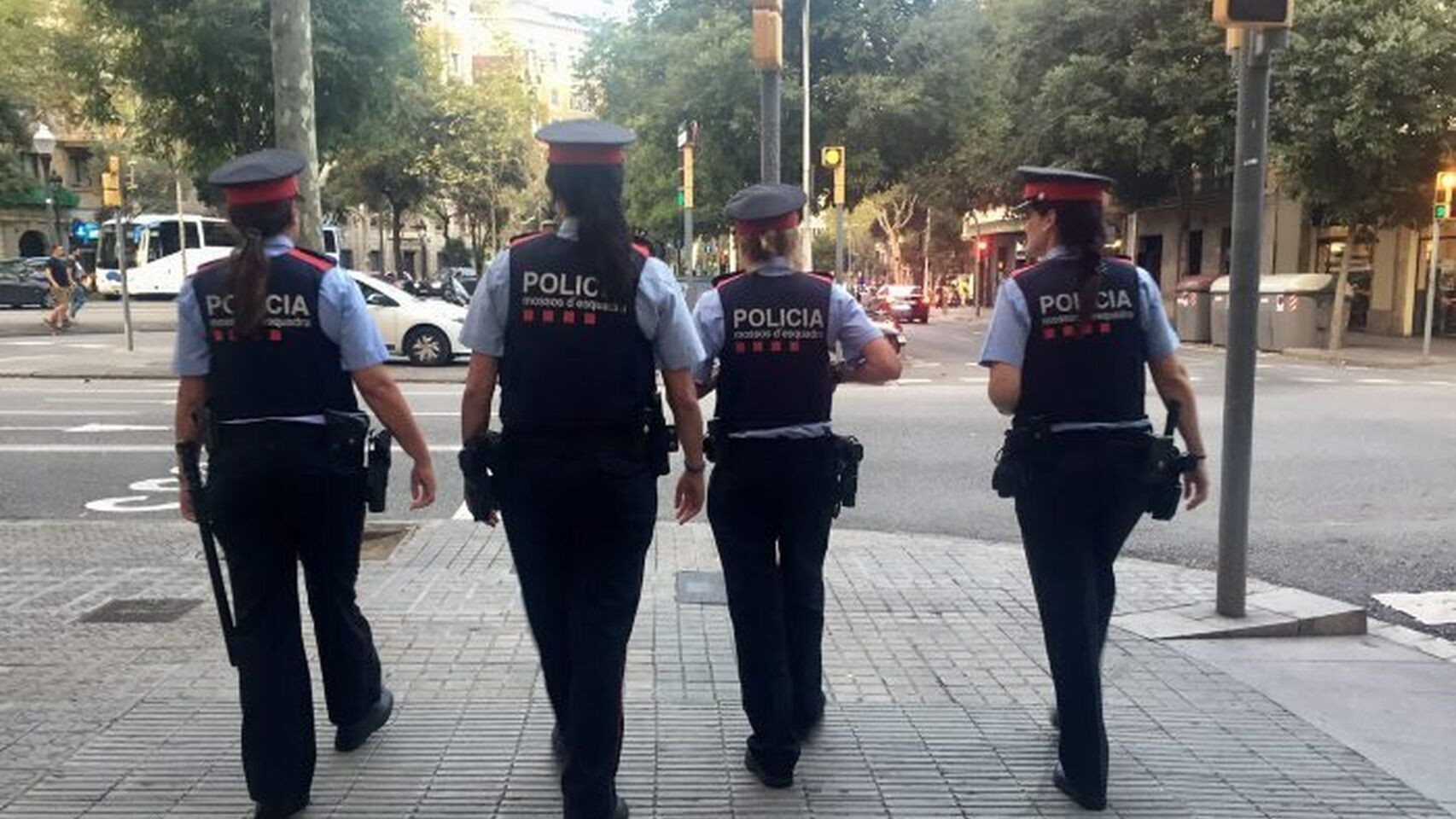 Cuatro agentes de los Mossos d'Esquadra patrullando / ARCHIVO