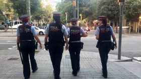 Cuatro agentes de los Mossos d'Esquadra patrullando en una imagen de archivo / MOSSOS