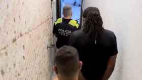 Agentes de Mossos y Guardia Urbana con un detenido a la salida del piso de Ciutat Vella / GUB
