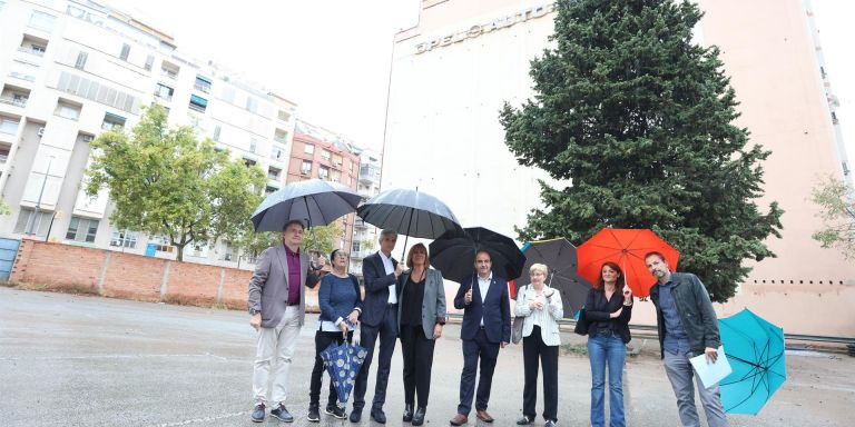 El conseller de Salud, Josep Maria Argimon, junto a la alcaldesa de L'Hospitalet, Núria Marín, (3º y 4ª a la izda) durante la presentación del nuevo CAP Sant Josep de la localidad / GOVERN