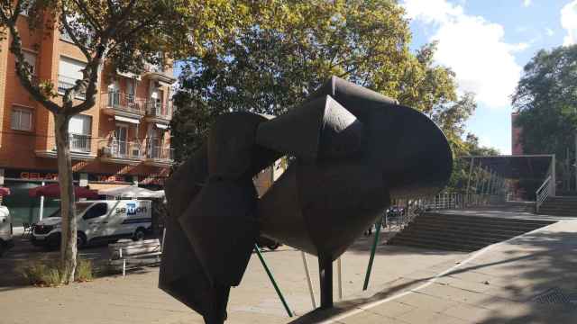 Escultura en la plaza de Sant Josep de Calassanç / INMA SANTOS HERRERA - METRÓPOLI