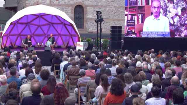 El patio interior del CCCB, con los asistentes al debate entre los pensadores Harari y Bregman / MA