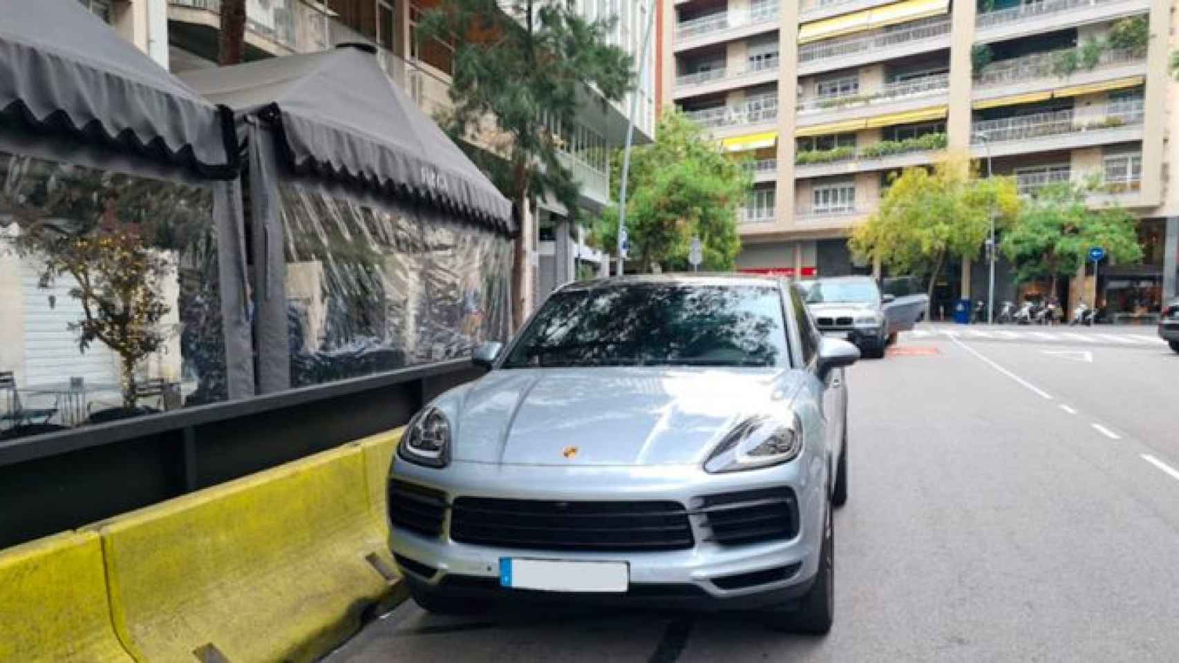 El coche de Gerard Piqué, aparcado en zona prohibida en la zona alta de Barcelona / CRÓNICA GLOBAL