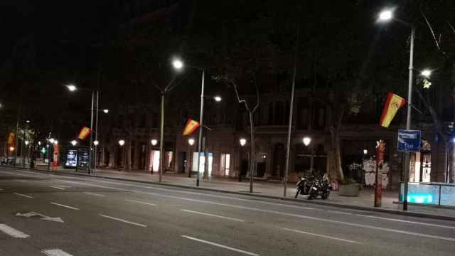 El paseo de Gràcia amanece lleno de banderas de España este 12 de octubre / UNIÓN DE BRIGADAS