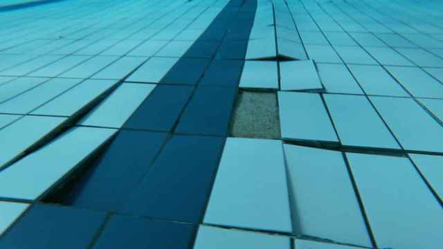 La piscina municipal Sistrells de Badalona, que se cae a trozos / CEDIDA