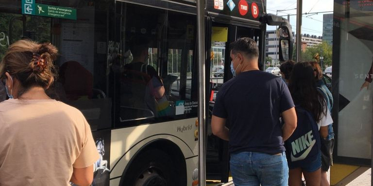 Pasajeros suben a un bus de TMB en una jornada de huelga / METRÓPOLI - RP