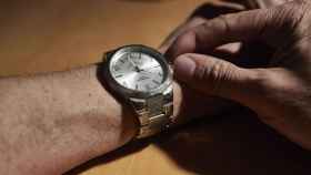 Un hombre cambia la hora en su reloj en una imagen de archivo / EUROPA PRESS