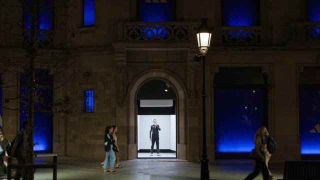 Morad en el escaparate de la nueva 'flagship store' de Adidas de paseo de Gràcia, que se inaugura este jueves / CEDIDA