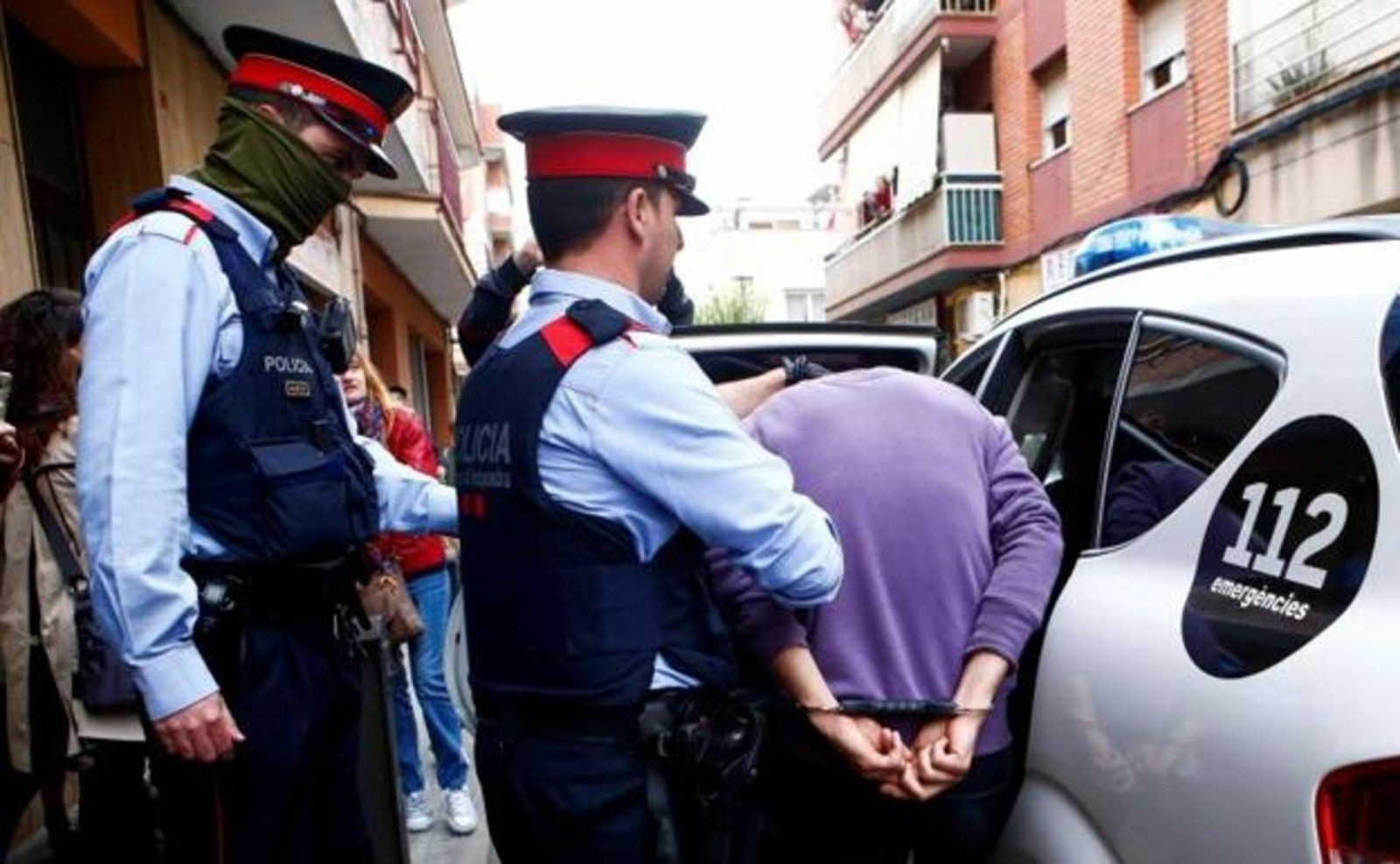 Agentes de los Mossos con un detenido en Barcelona / EFE