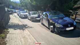 Vehículos policiales junto al coche robado en Sabadell / MOSSOS