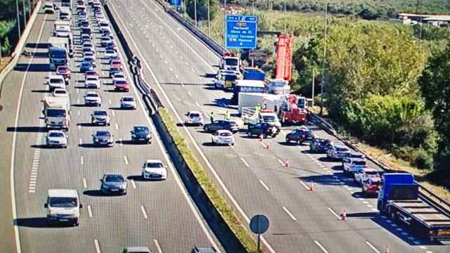 Accidente en la A-2 con un camión volcado (Archivo) / TRÀNSIT