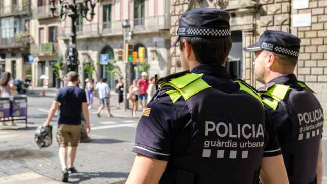 Dos agentes de la Guardia Urbana de Barcelona en una imagen de archivo / ARCHIVO
