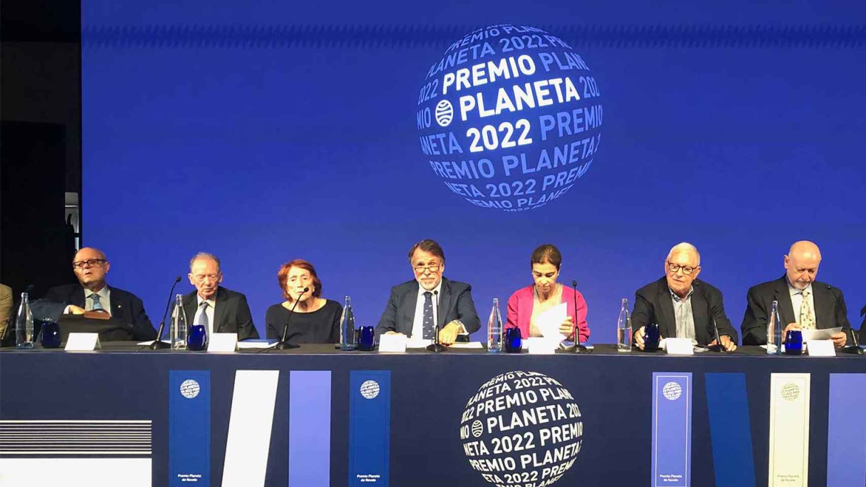 José Crehueras, presidente de Planeta, con Rosa Regàs a su derecha y Carmen Posadas a su izquierda, en la presentación del Premio Planeta / MA
