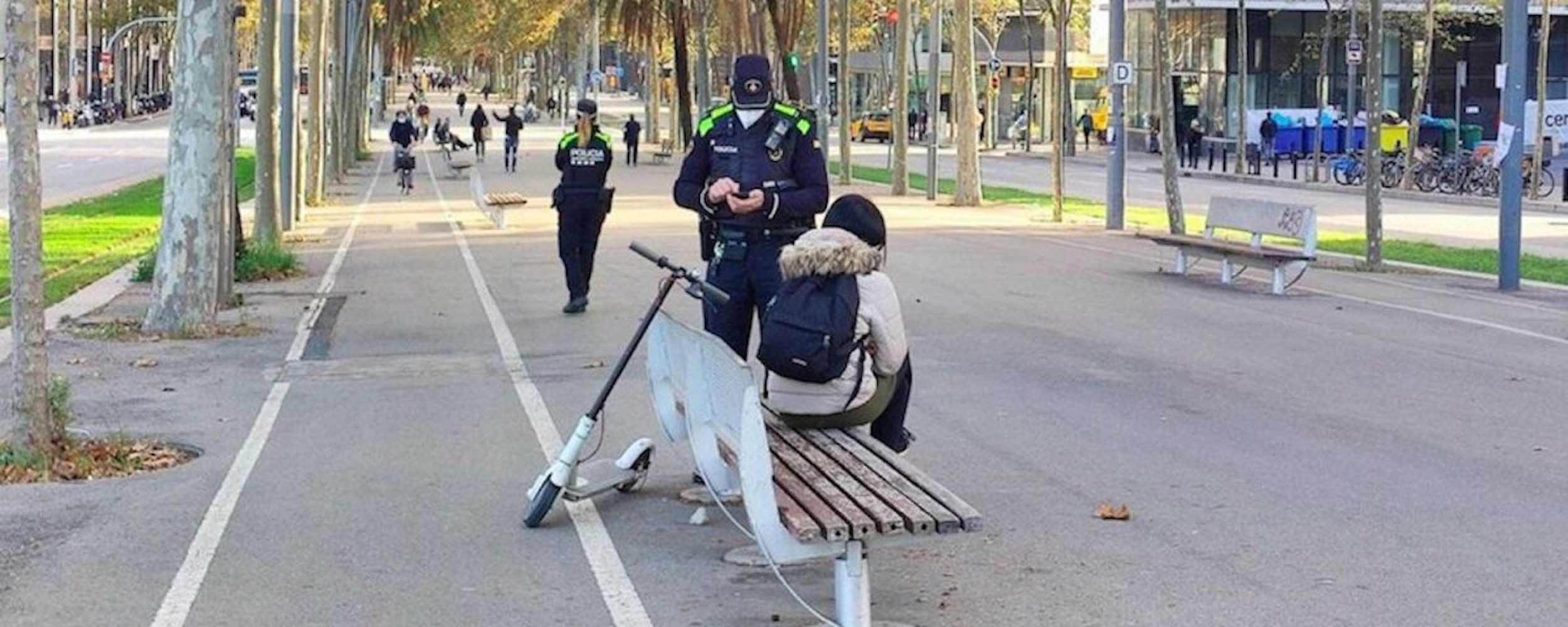 La Guardia Urbana multa a una usuaria de patinete eléctrico en Barcelona / EUROPA PRESS