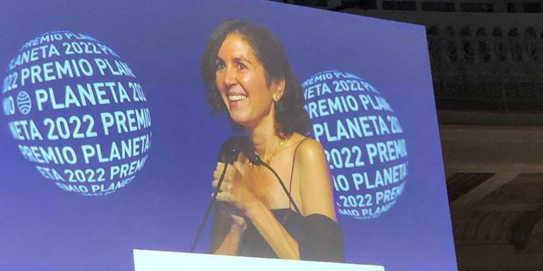 La finalista del Premio Planeta, Cristina Campos, tras conocer el premio / MA