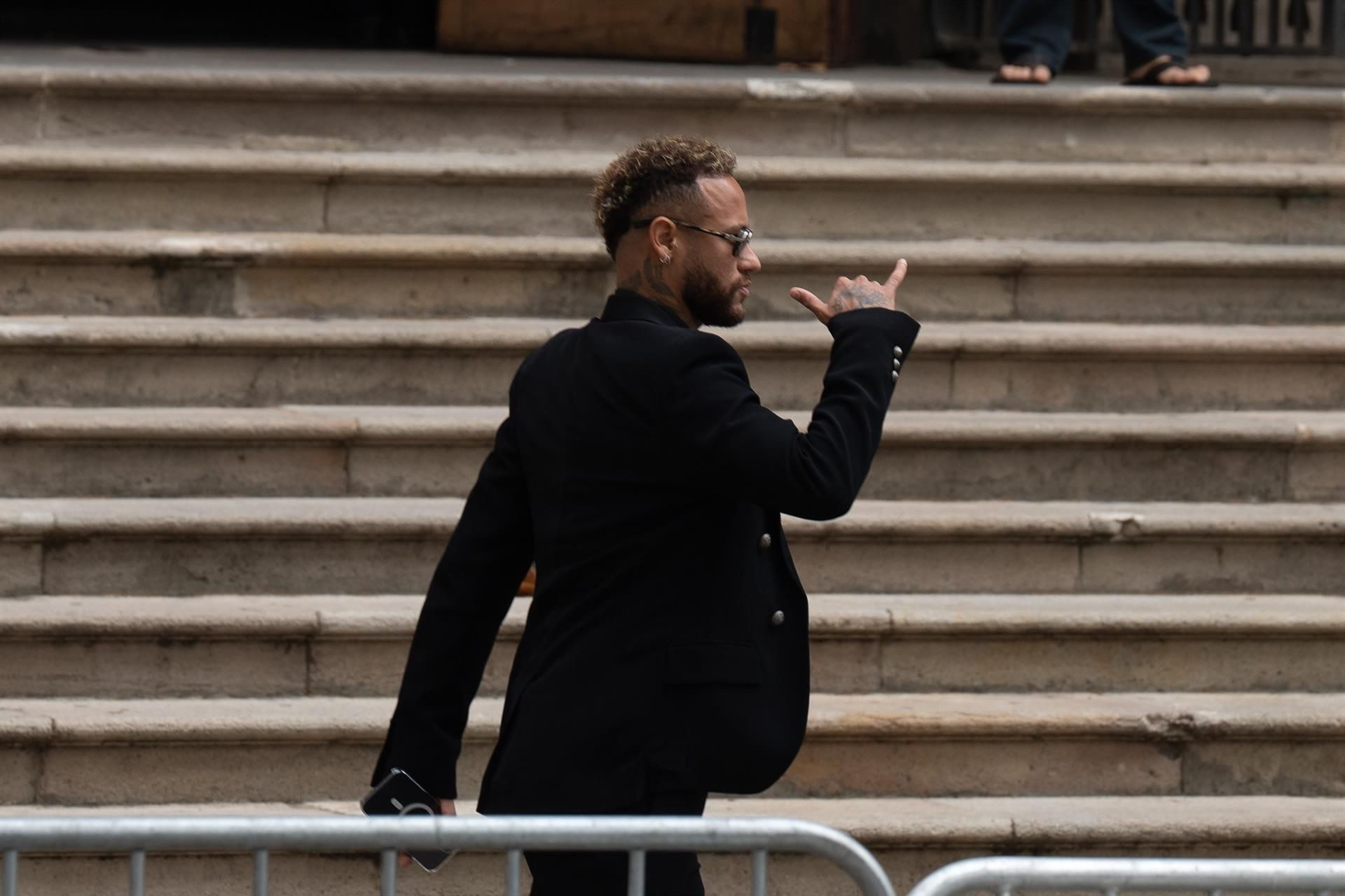 Neymar al salir de la Audiencia de Barcelona después de que el tribunal le ha permitido ausentarse de su juicio / EUROPA PRESS