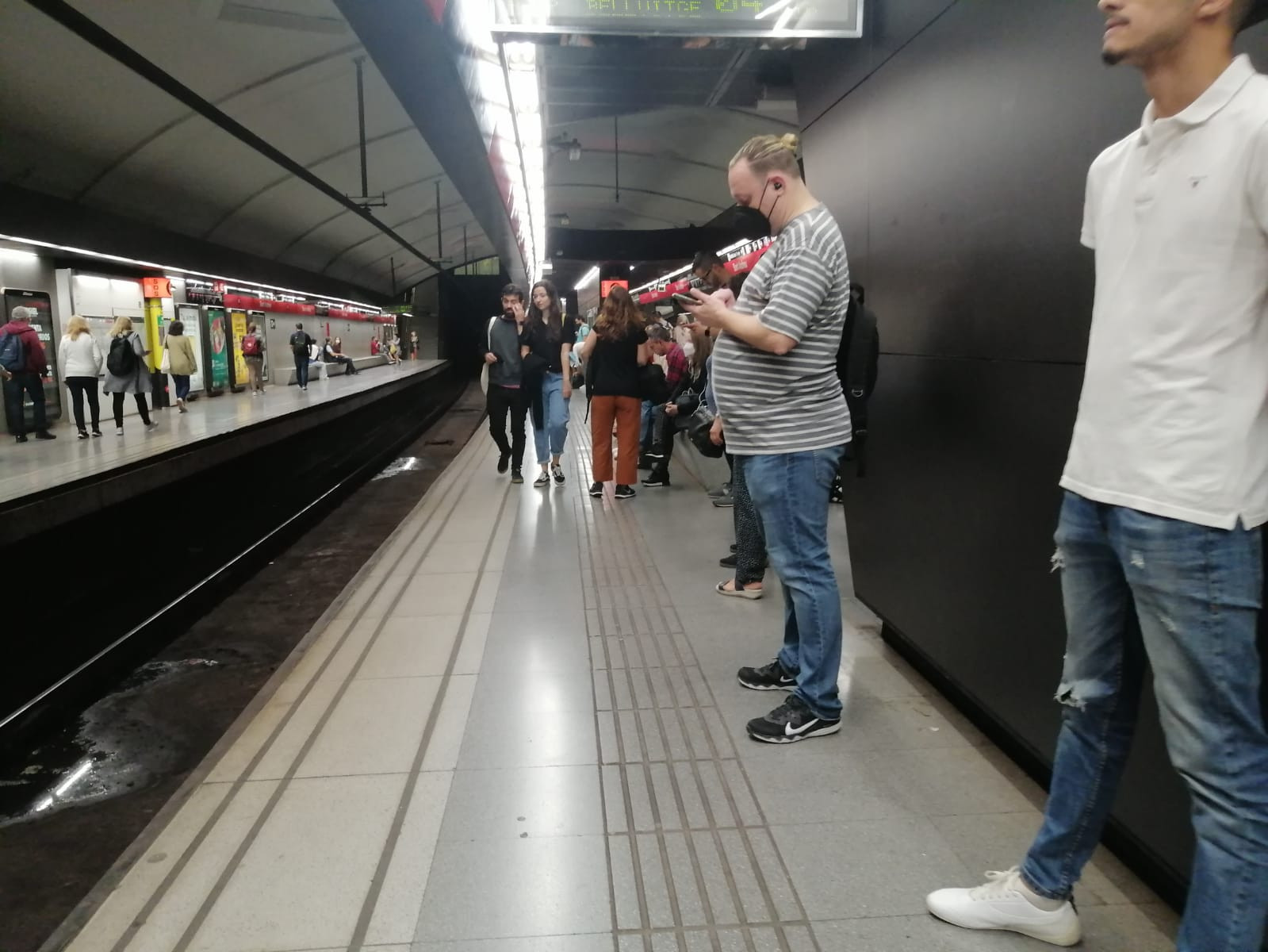 Andén del metro de Sant Andreu, que comienza a llenarse con la llegada de los pasajeros de Renfe / AB-MA