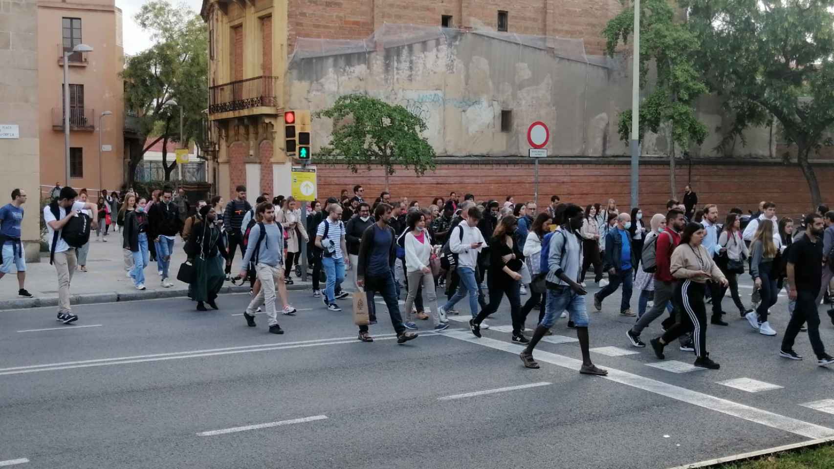 Pasajeros de Rodalies en Sant Andreu haciendo el cambio al metro / ANDONI BERNÁ - METRÓPOLI