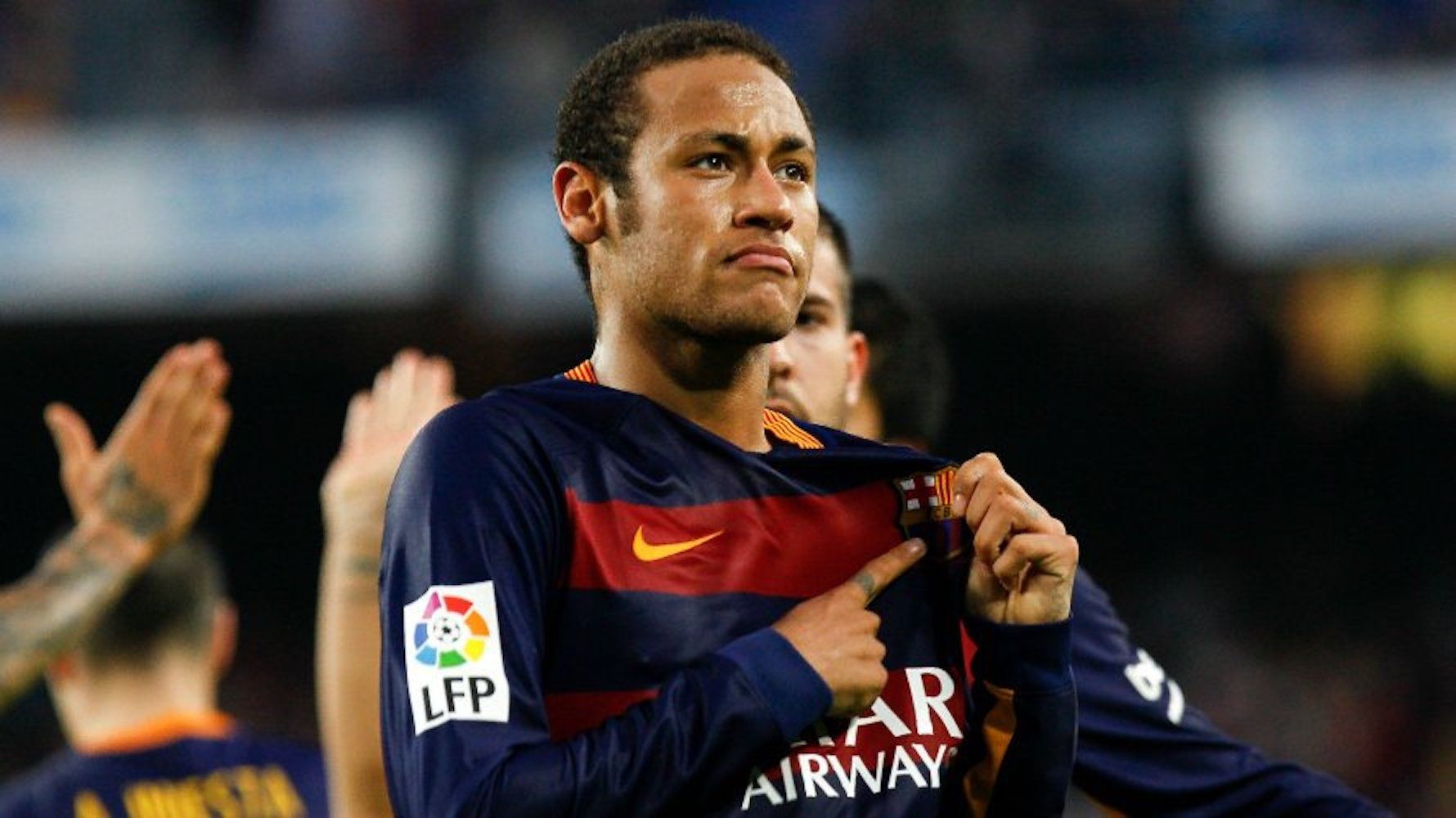 Neymar señala el escudo del Barça en una imagen de archivo / EFE