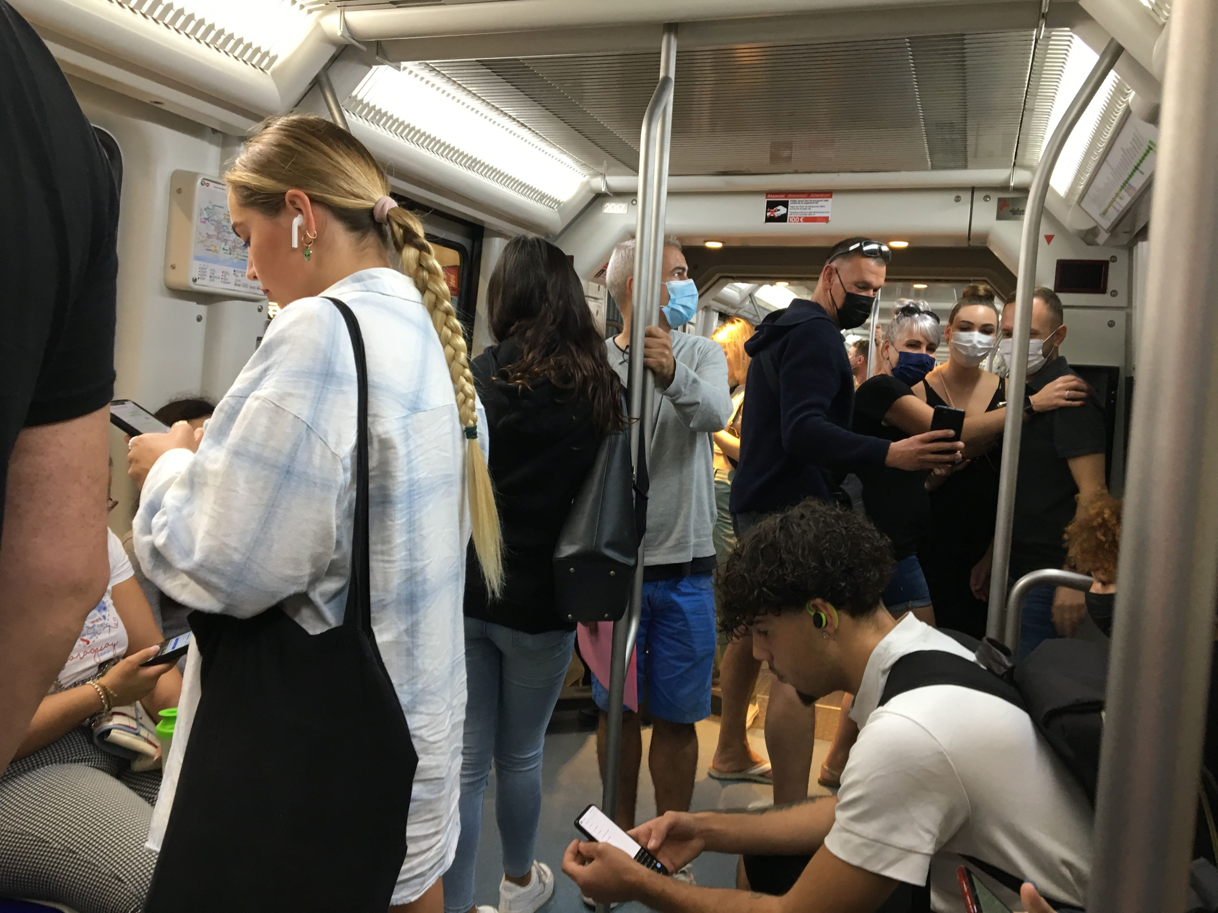Viajeros en un convoy del metro / METRÓPOLI