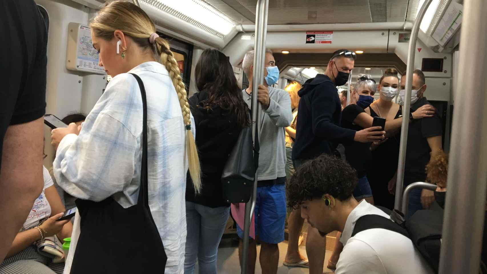 Viajeros en un convoy del metro / MA