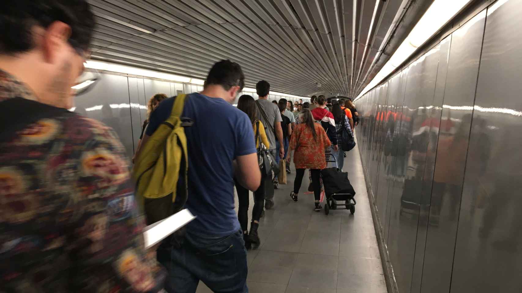 Pasajeros del metro en la estación de Catalunya, en el pasillo entre la L1 y la L3 / RUBÉN PACHECO - METRÓPOLI