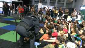 Los Mossos desalojan a los activistas del congreso inmobiliario 'The District' de Barcelona  / TWITTER