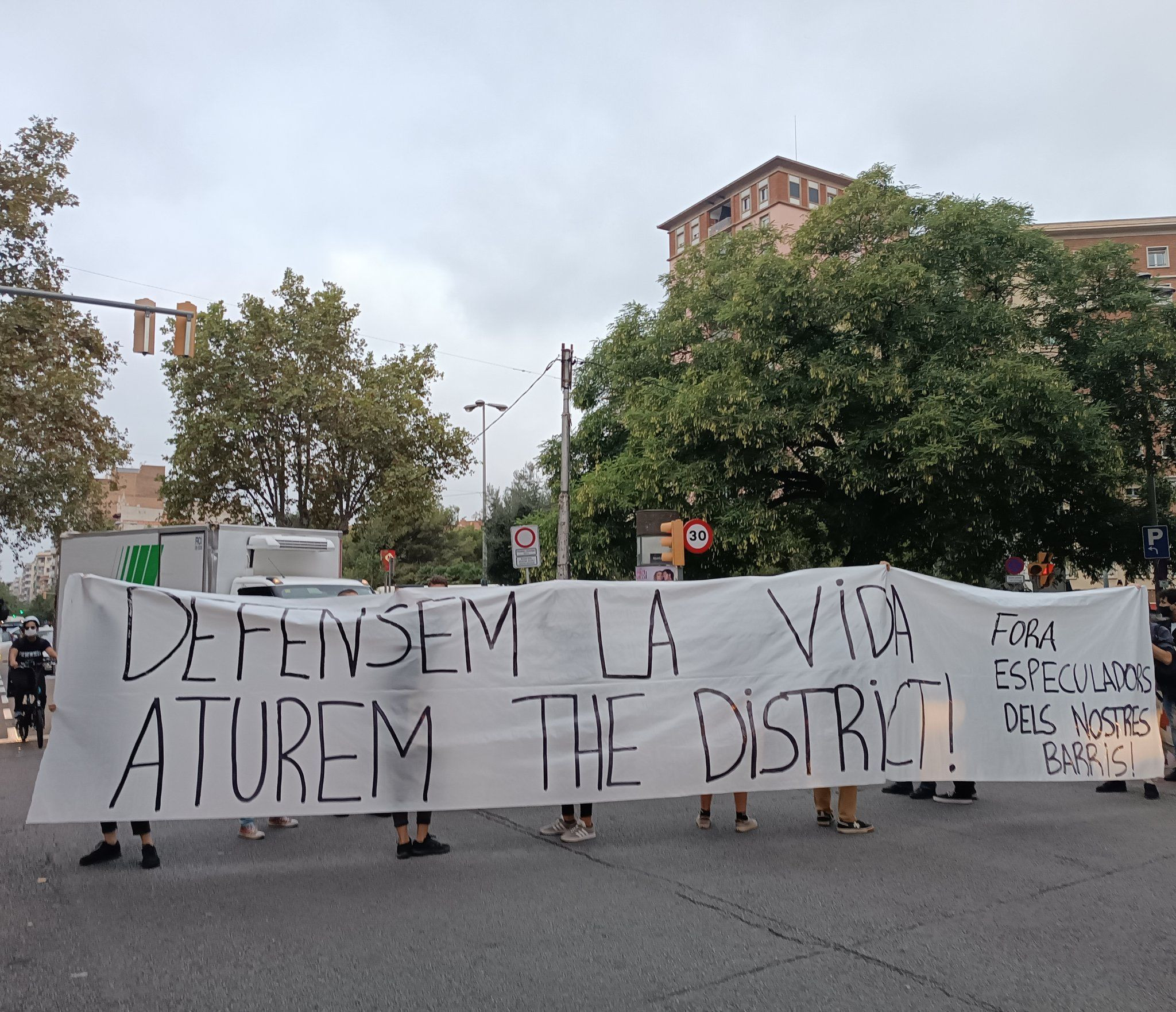 Activistas en el congreso inmobiliario 'The District' de la Fira de Barcelona / TWITTER