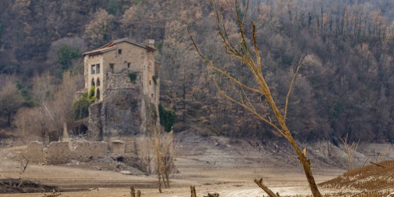 El embalse de La Baells (Berguedà) evidencia la falta de lluvias de los últimos meses / AIGÜES DE BARCELONA