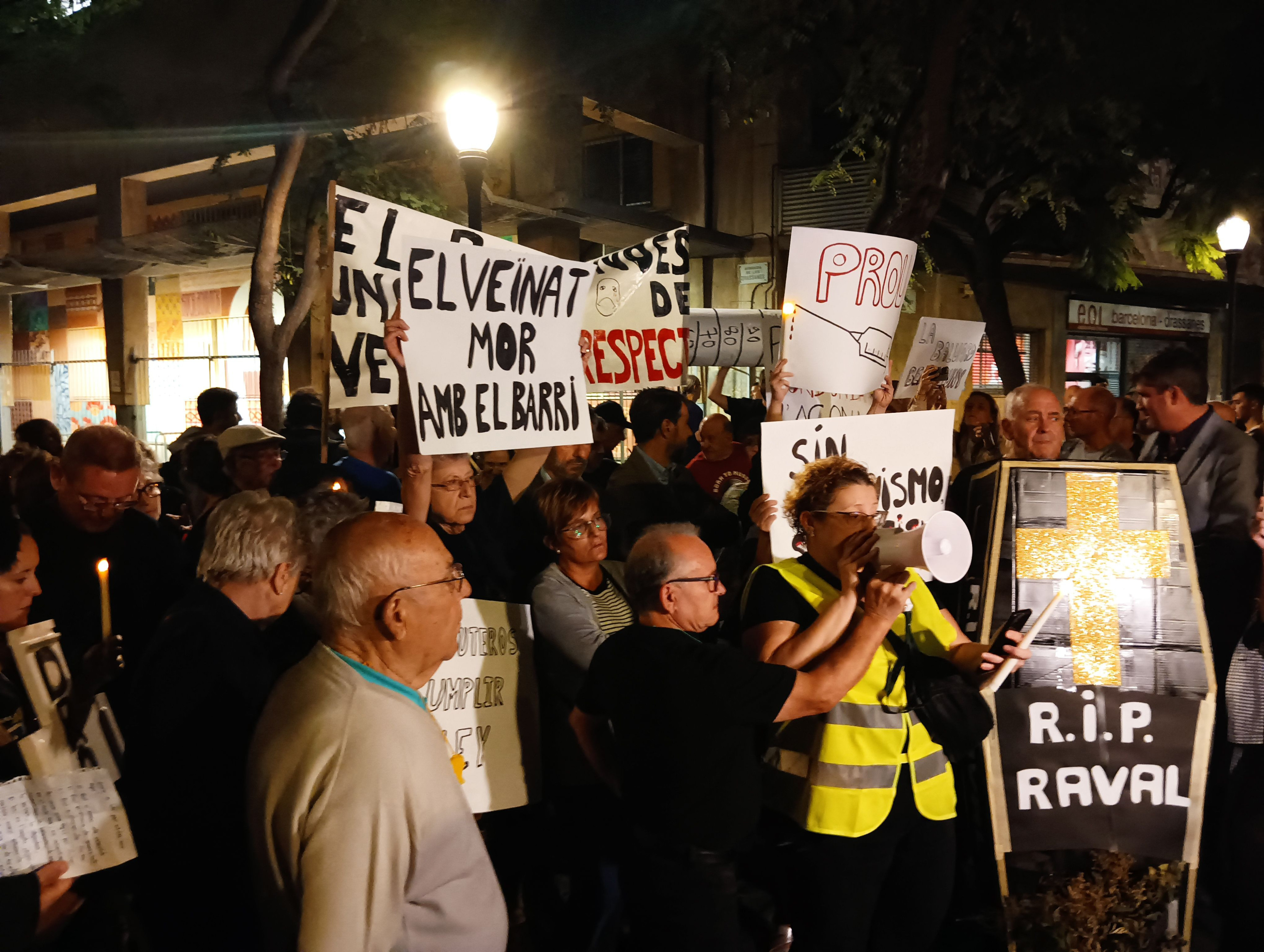 Los vecinos del Raval se manifiestan contra Colau y la delincuencia / METRÓPOLI