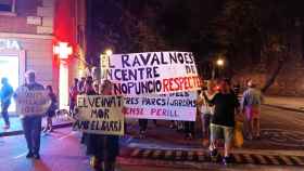 Vecinos de El Raval de Barcelona portan pancartas contra la delincuencia en el barrio / ALBA GIBERT - MA